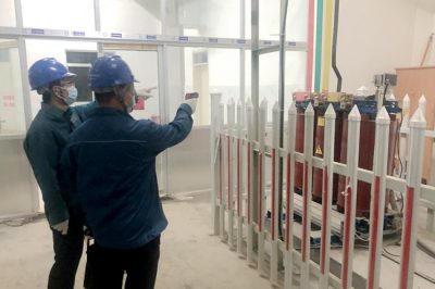 對校園內的變壓器等設備進行檢查測溫