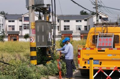 供電所運(yùn)維人員對鹽閘小區(qū)12、14變壓器進(jìn)行負(fù)荷切改