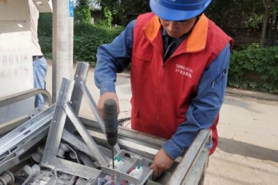 在楊家莊村“煤改電”施工現場進行低壓線路設備補強
