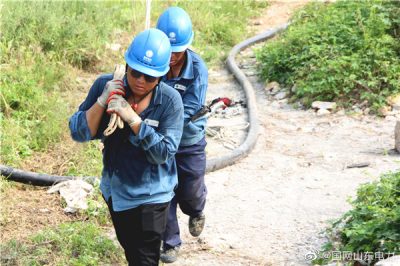 頭頂烈日奮戰在10千伏程東線升級改造