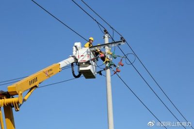 對10千伏前胡線某機械公司支線15號桿新上315千伏安變壓器實施帶電接火作業