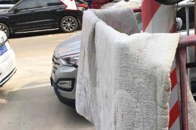 變壓器圍欄曬被？小心觸電！