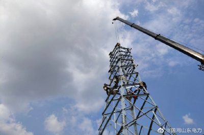 開展上林110千伏線路工程A2號(hào)、A6號(hào)、B7號(hào)鐵塔組立