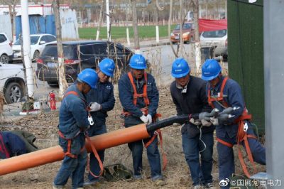 對范縣110千伏義和站10千伏和10號Ⅰ、和11號Ⅱ金堤西線進行組塔架線工作