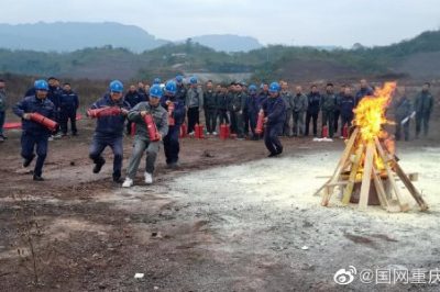 國網(wǎng)重慶綦南供電公司在12月4日至5日開展了為期2天的應(yīng)急演練、消防知識培訓(xùn)活動